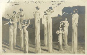 Vrouwen op stelten verkleed als asperges