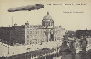 Zeppelin LZ III vliegt over het Stadspaleis, Berlijn door Photographer German