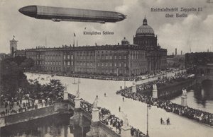 Zeppelin LZ III vliegt over het Stadspaleis, Berlijn door Photographer German