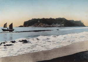 Japan, ca. 1912: Enoshima Eiland gezien nabij Kamakura door Photographer Japanese