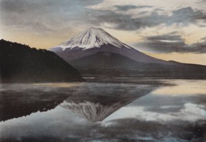 Japan, ca. 1912: Mount Fuji vanaf het Shoji-meer
