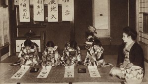 Japanse schoolmeisjes schrijven met penselen in een kleuterklas door Photographer Japanese