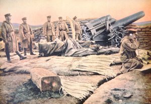 Japanse belegeringskanon in actie tegen het Duitse fort van Tsingtao aan de Chinese kust door Photographer Japanese