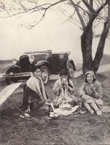 Japanse vrouwen bij een picknick in westerse kleding door Photographer Japanese