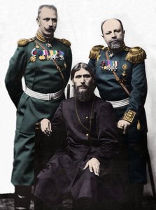 Grigory (Grigory) lefimovich Novykh, bekend als Rasputin (Rasputin) (1869-1916) met Kapitein von Lohman, en Prins Kolonel Putyatin. (Van links naar rechts: Prins Mikhail Putyatin, Grigory Rasputin en Kolonel D Loman) door Photographer Russian