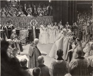 Hertogin Mary, met haar kroon omhoog, brengt eerbetoon aan Koningin Elizabeth II bij de Kroning door Blaise Nicolas Le Sueur
