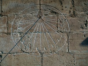Zonnewijzer, detail van de Kerk van Santa Maria la Major, Montblanc, Catalonië (detail)