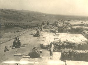 Uitzicht op opgravingen van het Phaistos-paleis, Italiaanse archeologische missie geleid door Luigi Pernier en Federico Halbherr, Kreta, Griekenland door Blaise Nicolas Le Sueur