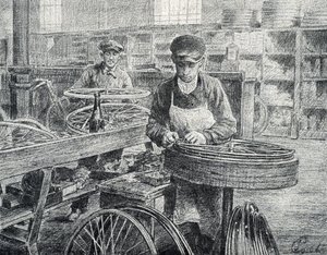 Arbeiders die de spaken aan de velgen van een fiets bevestigen tijdens de fabricage gravure uit de collectie van Pierre Calmette