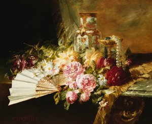 Een Waaier met Rozen, Madeliefjes en een Famille Rose Vaas op een Gedrapeerde Tafel