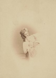 [Gezeten in Ritrosetta-jurk], 1861-67