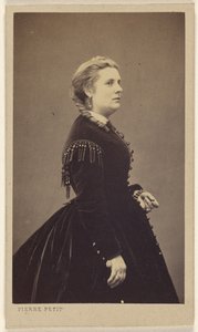 [Ongeïdentificeerde vrouw in donkere jurk, staand, in profiel]. door Pierre Petit
