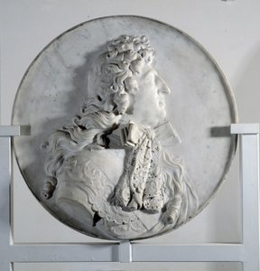 Laag reliëf dat Lodewijk XIV in medaillon voorstelt door Pierre Puget