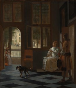 Man geeft een brief aan een vrouw in de hal van een huis