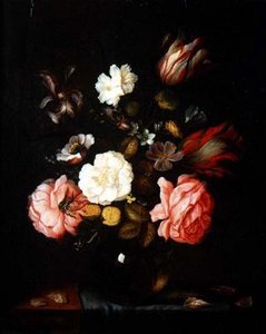 Bloemen in een glazen vaas op een gedrapeerde tafel