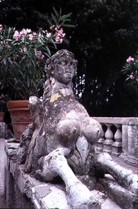 Tuinornament in de vorm van een sfinx, ca. 1550 (steen) door Pirro Ligorio