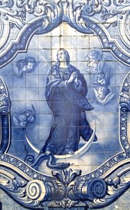 (detail) van een decoratief paneel met de Maagd Maria die de slang verplettert, Lamego, Portugal. 1738