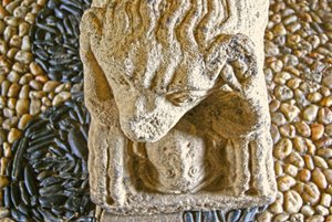 Leeuw die een man eet, voet van het sarcofaag van D. Afonso Pires, voormalig bisschop van Porto, Lamego, Portugal c.1372 door Portuguese School