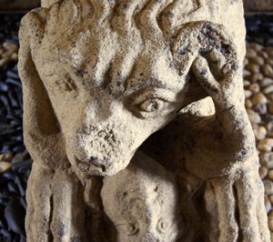 Leeuw die een man eet, voet van de sarcofaag van D. Afonso Pires, voormalig bisschop van Porto, Lamego, Portugal ca. 1372 door Portuguese School