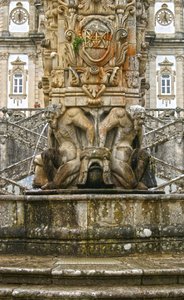 Mythische atlanten aan de voet van een obelisk, Lamego, Portugal. 1738 door Portuguese School