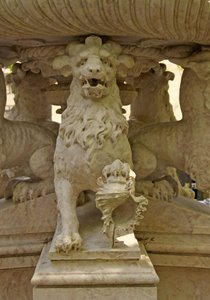 Mythische gehoornde leeuw atlanten aan de voet van een fontein, Quinta da Regalia, Sintra, Portugal c.1915 door Portuguese School