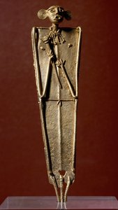 Precolumbiaanse kunst, Muisca beschaving: beeldje van vrouw (Tunjo) in goud. 15e-17e eeuw. Bogota, Museo de Oro, Colombia