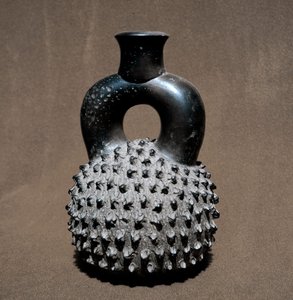 Precolumbiaanse kunst, Cupisnique beschaving: vaas in de vorm van een kever en granaatappel. 300 v.Chr.-100 n.Chr. Lima, Nationaal Museum van Antropologie en Archeologie, Peru
