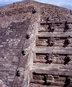 Precolumbiaanse beschaving: uitzicht op de site van Teotihuacan: de Tempel van Quetzalcoatl of Tempel van de Gevederde Slang door Pre Columbian Pre Columbian