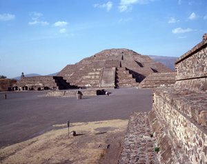 Precolumbiaanse beschaving: uitzicht op de site van Teotihuacan (300 v.Chr.-600 n.Chr.): de tempel (of piramide) van de Maan. Mexico