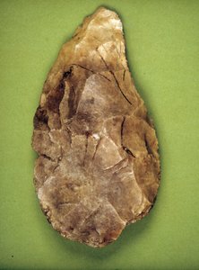 Acheulean polijststeen (Midden-Paleolithicum) Museo archeologico de Milaan door Prehistoric Prehistoric