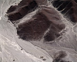 Luchtfoto van Nazcalijnen die een menselijke figuur voorstellen