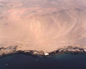 Luchtfoto van de Paracas Kandelaar of de Kandelaar van de Andes, bij Pisco Bay door Prehistoric Prehistoric