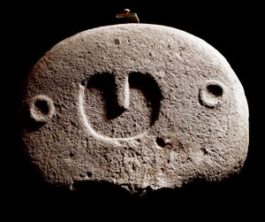 Prehistorische kunst: IJzertijd sculptuur van de site van Lunigiana bij La Spezia, Italië. 1100-800 v.Chr. La Spezia, Museo Comunale della Civilta Lunigiana door Prehistoric Prehistoric