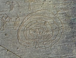 Prehistorie, Camunni beschaving, rotstekeningen: grafsteen met afbeelding van krijgers, wapens, schilden en zwaarden, en een doolhof. Periode tussen het Neolithicum en de Bronstijd. Capo di Ponte, Parco nazionale delle incisioni rupestri di Naquane, Italië