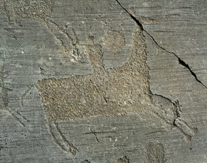Prehistorie, Camunni beschaving, rotstekeningen: grafsteen met afbeelding van een krijger te paard met een schild. Periode tussen het Neolithicum en de Bronstijd. Capo di Ponte, Parco nazionale delle incisioni rupestri di Naquane, Valcamonica, Italië