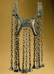 Prehistorie: elandvormige hanger met twee hoofden van een site in Dolanlar (Azerbeidzjan) Bronstijd. Bakoe, Azerbeidzjan Staatsreligie Geschiedenis Museum door Prehistoric Prehistoric