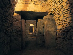 Prehistorie: Romeral dolmen, neolithische begrafenis (3000 v.Chr.). Spanje, Andalusië, Antequera. door Prehistoric Prehistoric