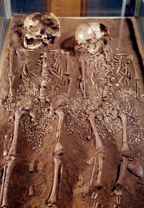 Prehistorie: skeletten van twee kinderen. 30000-25000 v.Chr. Uit de Grimaldi-grot door Prehistoric Prehistoric