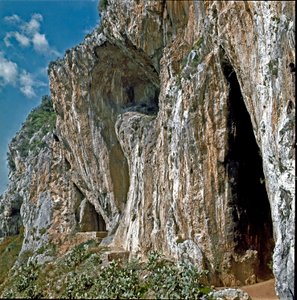 Prehistorie: De grotten van de Balzi Rossi in de gehucht Grimaldi in de gemeente Ventimiglia (Ventimiglia), Italië, bewoond door de mens in het Paleolithicum door Prehistoric Prehistoric