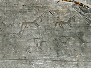 Prehistorie, beschaving van de Camunni, rotstekeningen: een grafrots met een jachtscène door Prehistoric Prehistoric