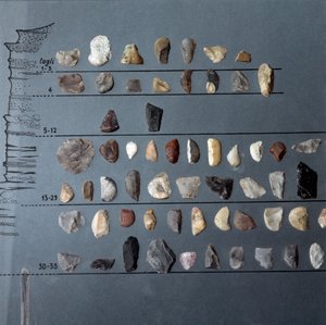 Prehistorie, cultuur van Pontiniano: stenen en vuursteen (Lithische productie) uit de Grot van Moscerini, Lazio. Steentijd. Boven-Paleolithicum. Rome, Museo Nazionale Preistorico Etnografico Luigi Pigorini door Prehistoric Prehistoric