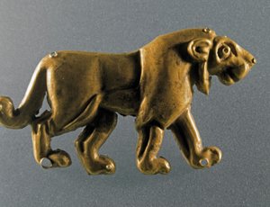 Prehistorie: leeuwenbeeldje in gouden bladeren uit het grafheuvel (kurgan) van Maikop (Kaukasus). 3000-2500 v.Chr. Eneolithicum, Kopertijd. Sint-Petersburg, Hermitage Museum, Rusland door Prehistoric Prehistoric