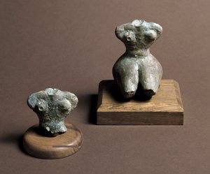 Prehistorie: kleine idool (links) daterend uit het Midden-Neolithicum. Reconstructie rechts. Uit de Caverna Delle Arene in Candide (Ligurië) door Prehistoric Prehistoric