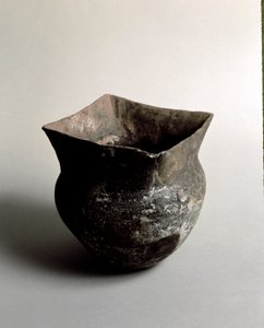 Prehistorie: terracotta vaas met vierkante opening uit het neolithicum van de Caverna Delle Arene in Candide (Ligurië). Pegli, Museo Villa Pallavicini door Prehistoric Prehistoric