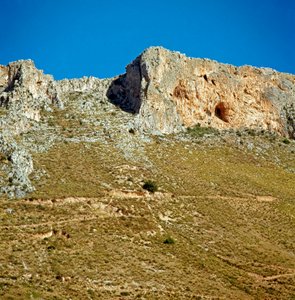 Prehistorie: de bergkam van Monte Palmeto met een grot daterend uit het paleolithicum