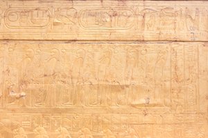 De buitenste gouden schrijn van de grafkamer van Toetanchamon, Egyptisch Museum, Caïro, Egypte