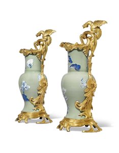Een paar Louis XV kannen, porselein 1662-1722, monturen c.1745-49