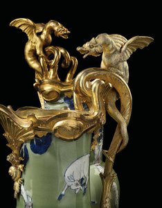 Een paar Louis XV kannen, porselein 1662-1722, monturen c.1745-49