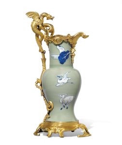Een van een paar Louis XV kannen, porselein 1662-1722, monturen c.1745-49 door Qing Dynasty   Kangxi Period Chinese School