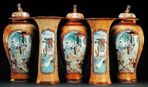 Een cafe au lait grond famille rose vijfdelige garnituur, Qianlong-periode door Qing Dynasty Chinese School